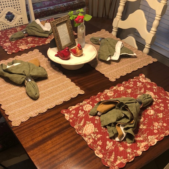 Beautiful Quilted Scalloped Placemats Set of 4 - Picture 1 of 7